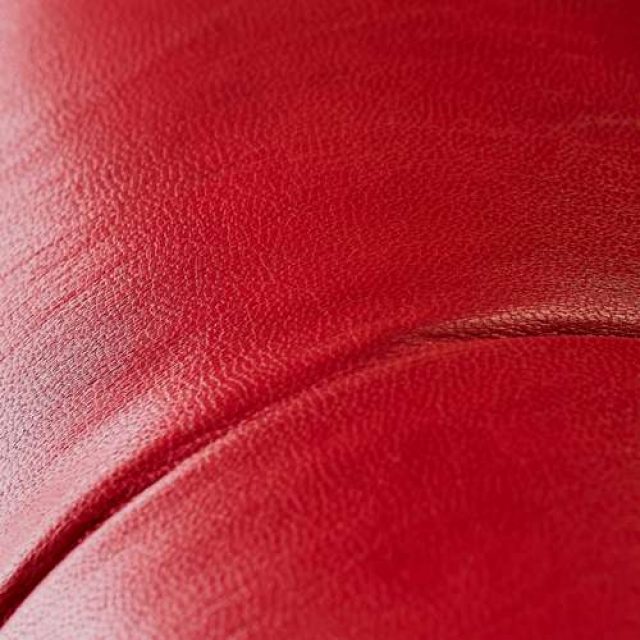 52 couleurs tradition 269 rochembeau-cuir-rouge-ferrari.jpg